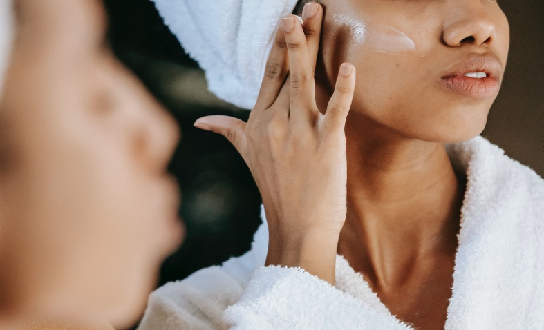 WHAT NO-ONE TOLD YOU ABOUT RETINOL AND RETINOIDS IN YOUR SKINCARE ROUTINE